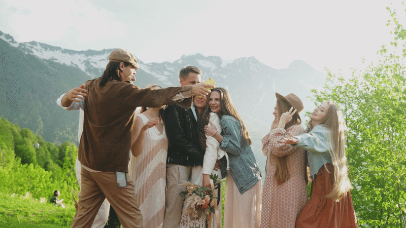 Grupo de pessoas se abraçando na natureza